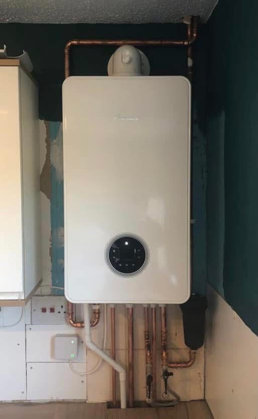 Worcester Bosch combi boiler installation with copper flow and return pipework and a magnetic system filter